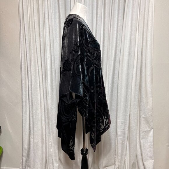 Do Everything In Love Velvet Kimono Wrap Black Iridescent Sheer Floral Motif - Picture 2 of 9